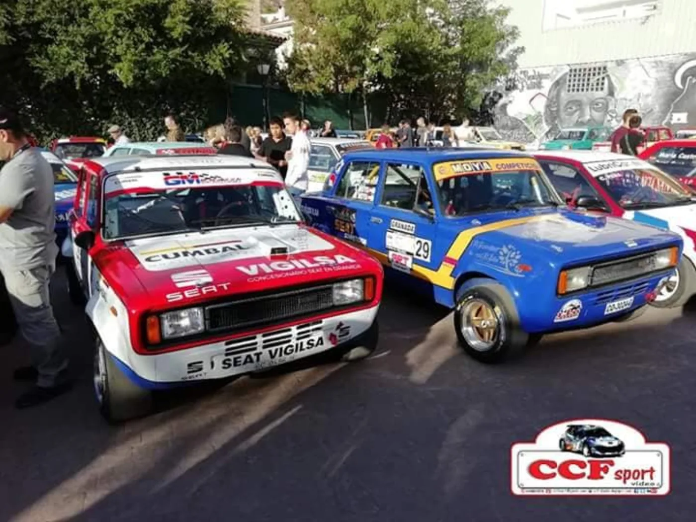 Coches de la escudería alineados en la parrilla, con los equipos alrededor